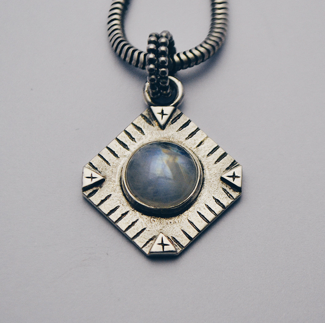 ⟐ NOVA Rainbow Moonstone ⟐